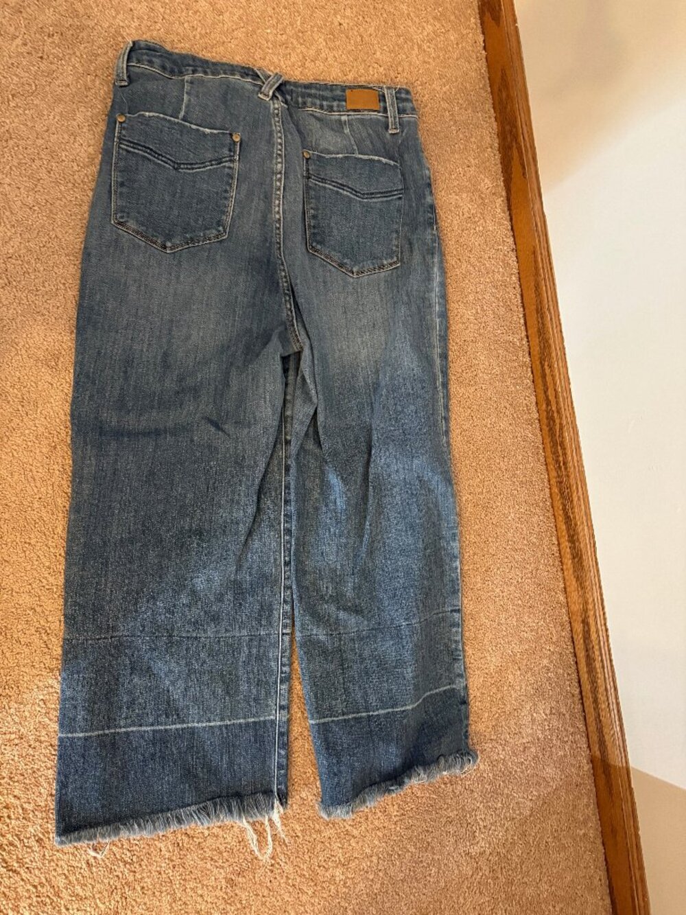 Judy Blue Cropped Jeans Medium Wash Frayed Hem Size 13/31 - Picture 5 of 5
